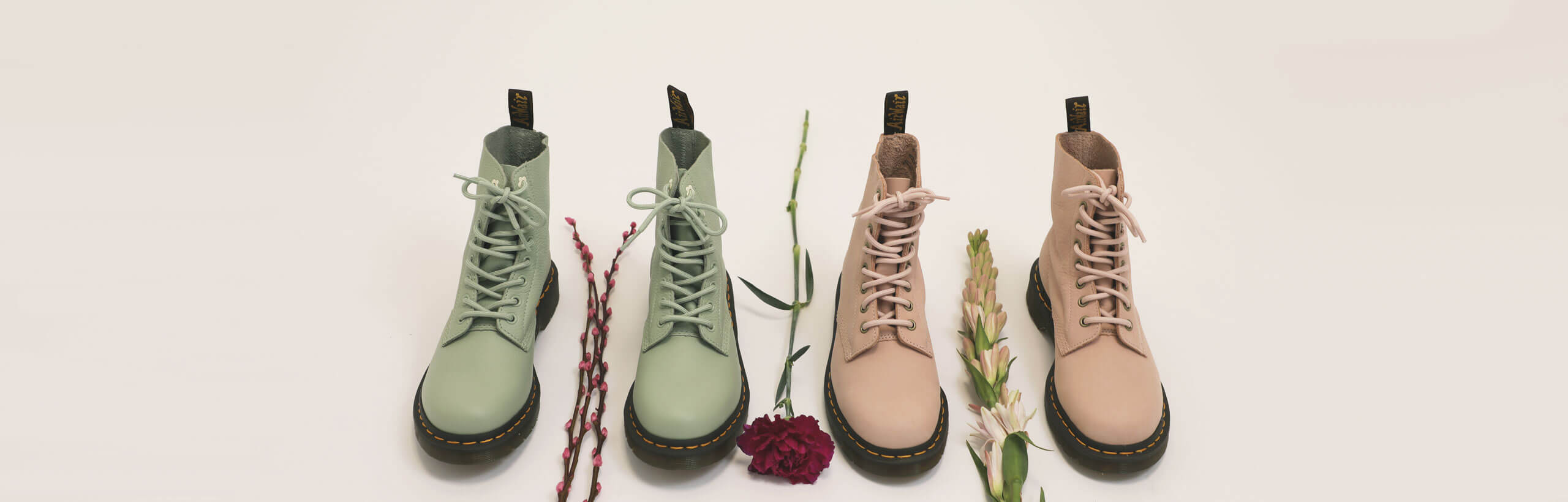 Damen Schnuerboots von Dr. Martens in Pastelltoenen