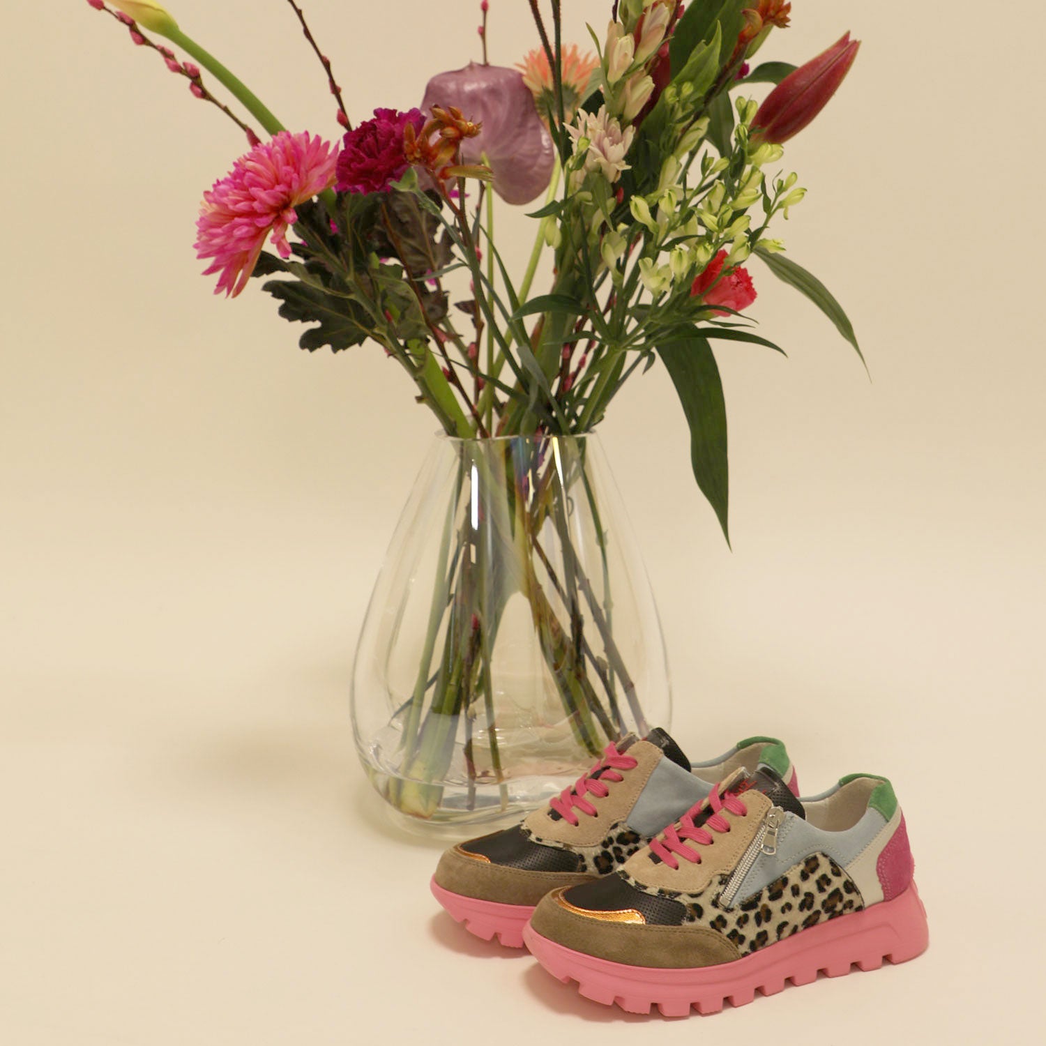 Damen Sneaker von Waldläufer vor einer mit Blumen gefüllten Vase